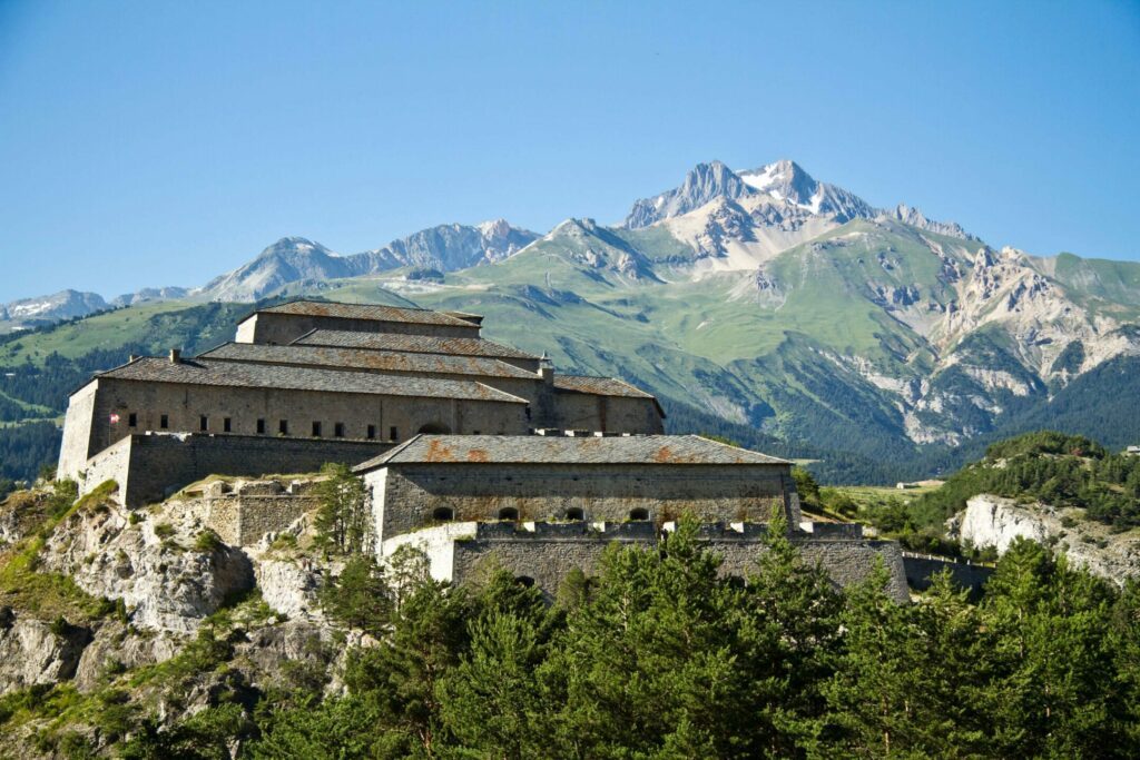 Les forts de l'Esseillon dans les Alpes du nord en été