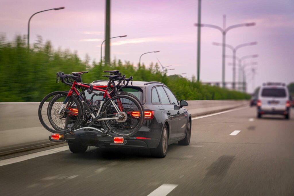 Porte-vélo en voiture sur attelage