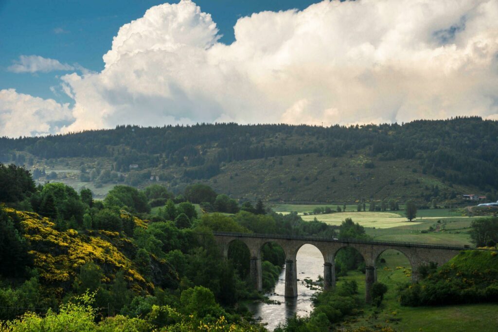 Randonner dans le parc national régional des Monts d'Ardèche