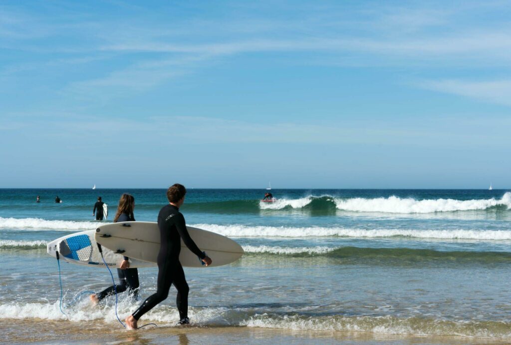 Surf à la Pointe du Toulinguet pendant un week-end en Bretagne