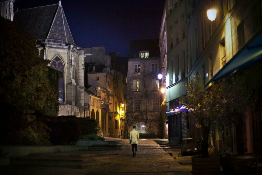 Une ruelle dans le quartier du Marais à Paris