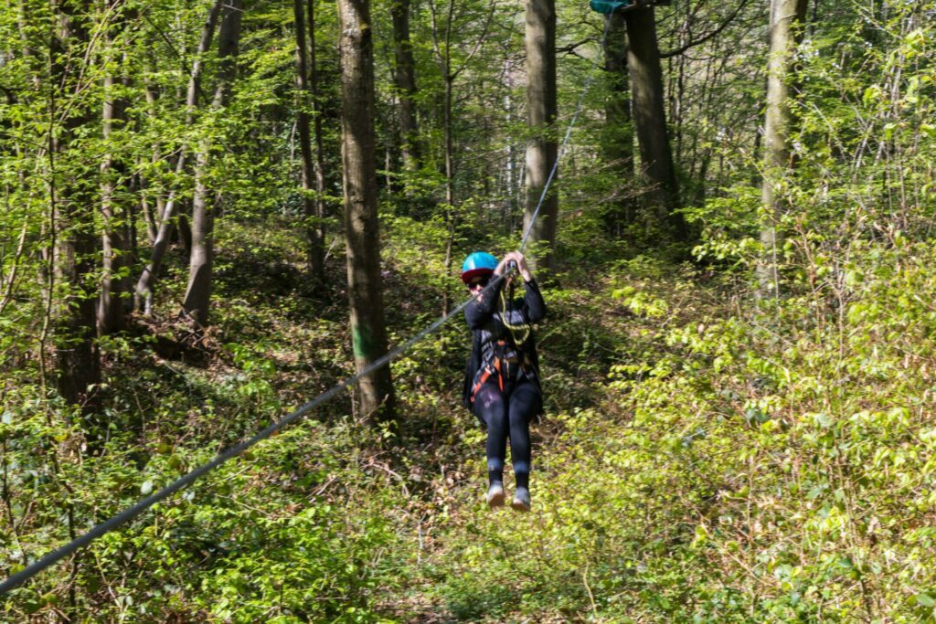 Faire de la tyrolienne dans le massif des Bauges