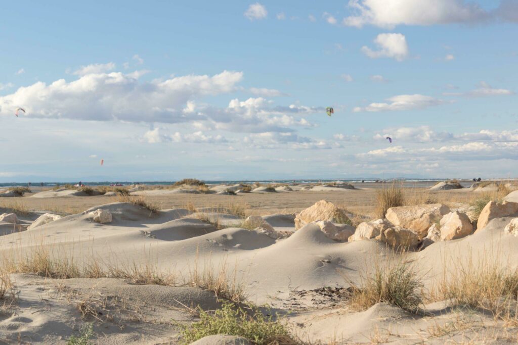 Kitesurfs sur les plages de Beauduc