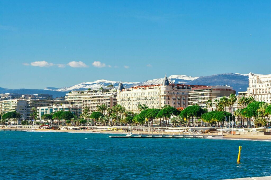 Le bord de mer à Cannes en France