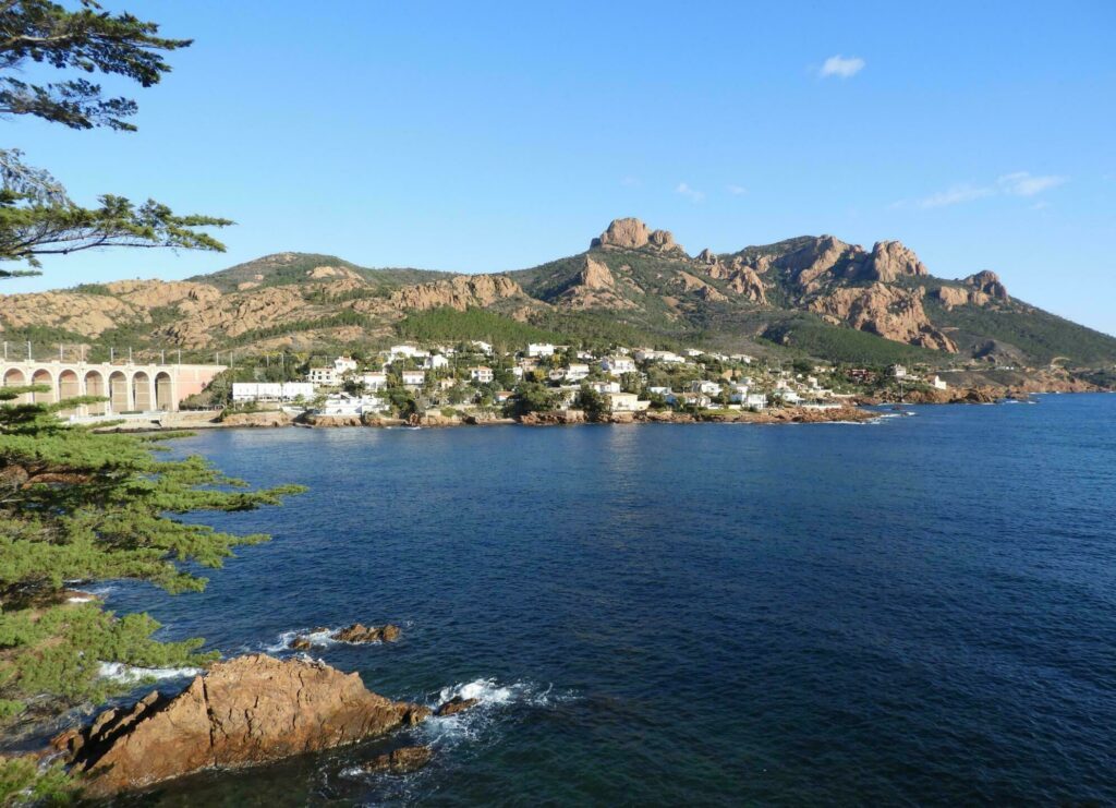 Le village d'Anthéor et ses calanques