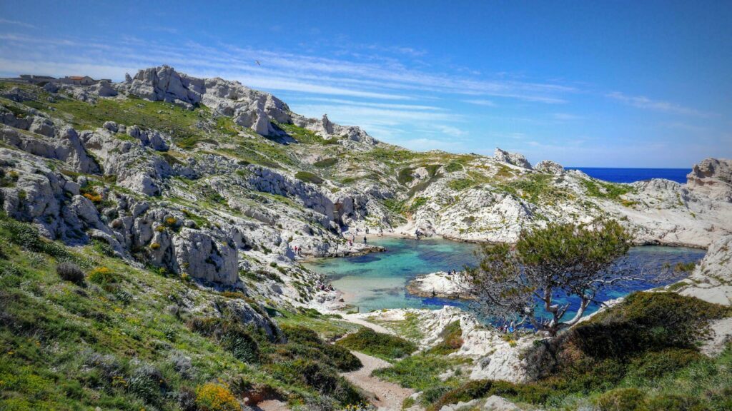 L'île de Pomègues des Frioul dans les plages autour de Marseille