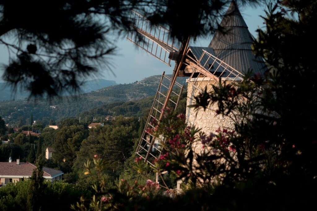 Allauch et son moulin près de Marseille