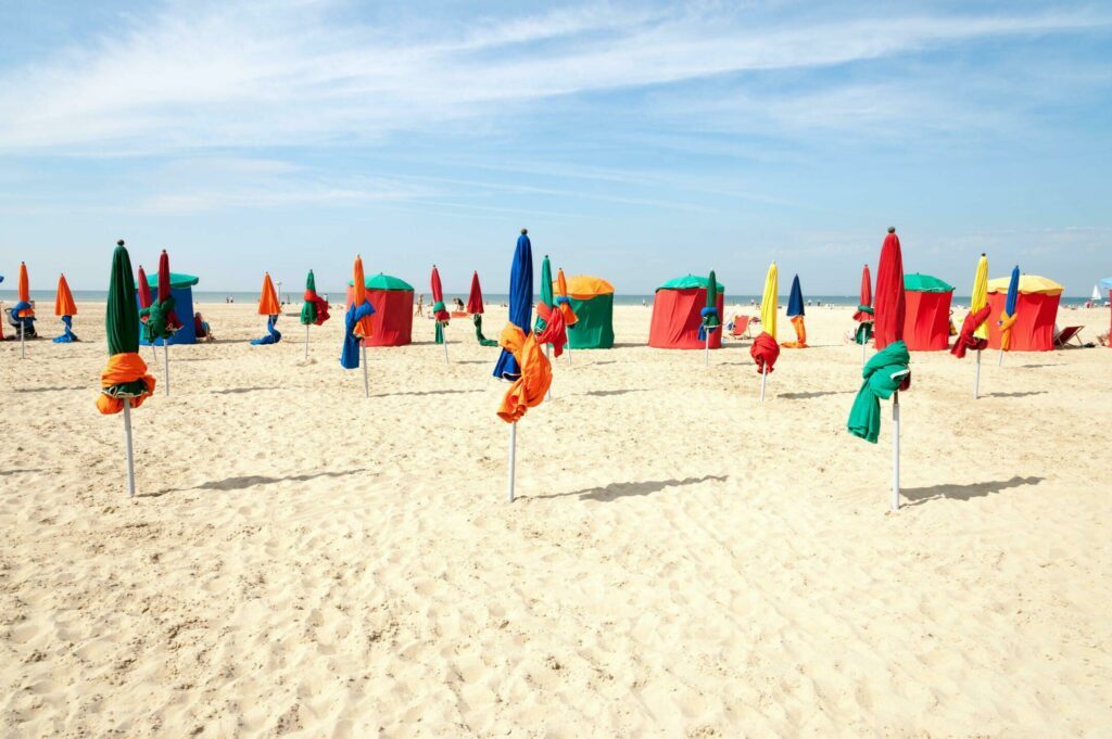 Les tentes et parasols de la plage à faire à Deauville