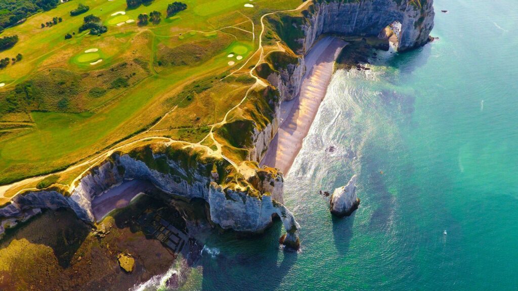 Vue aérienne des falaises d'Etretat en Normandie