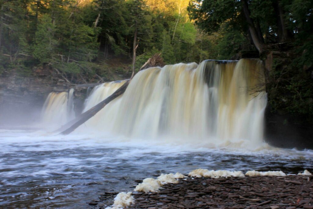 La cascade Porcupine dans le Michigan