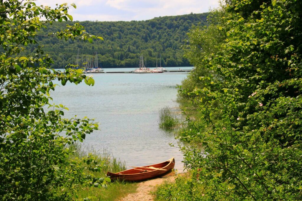 Le lac de Vouglans au cœur du parc naturel du Haut-Jura