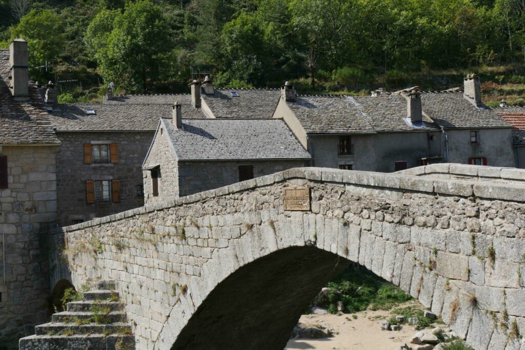 Le pont du village dans les Cévennes