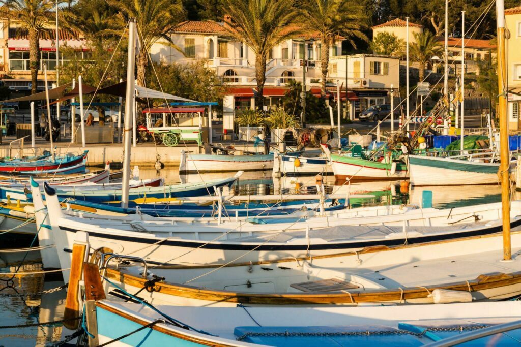 Le port typique de Sanary-sur-Mer autour de Toulon