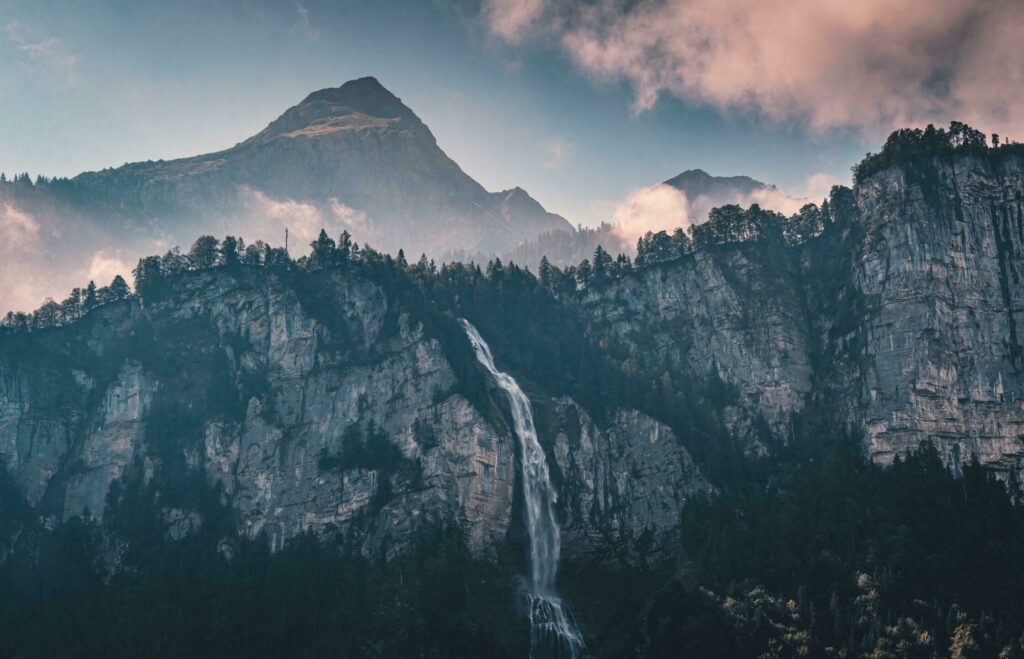 İsviçre'deki Reichenbach Şelalesi