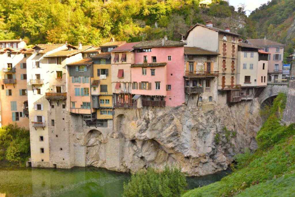 Les 13 plus beaux villages autour de Lyon à visiter