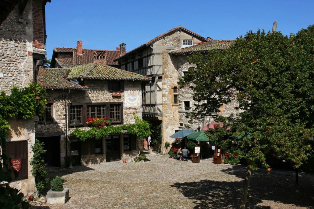 Pérouges dans les villages autour de Lyon