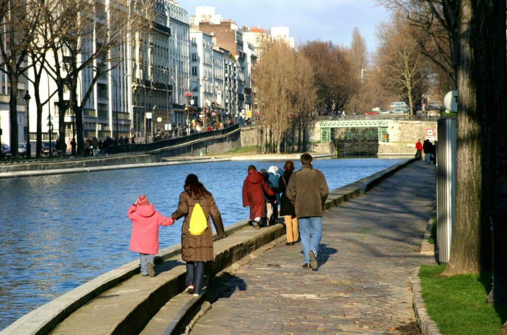 Kanal boyunca Paris'te bir aile yürüyüşü yapın