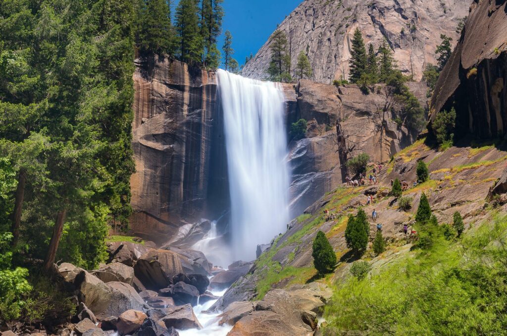 Vernal Fall, une des nombreuses cascades du parc Yosemite