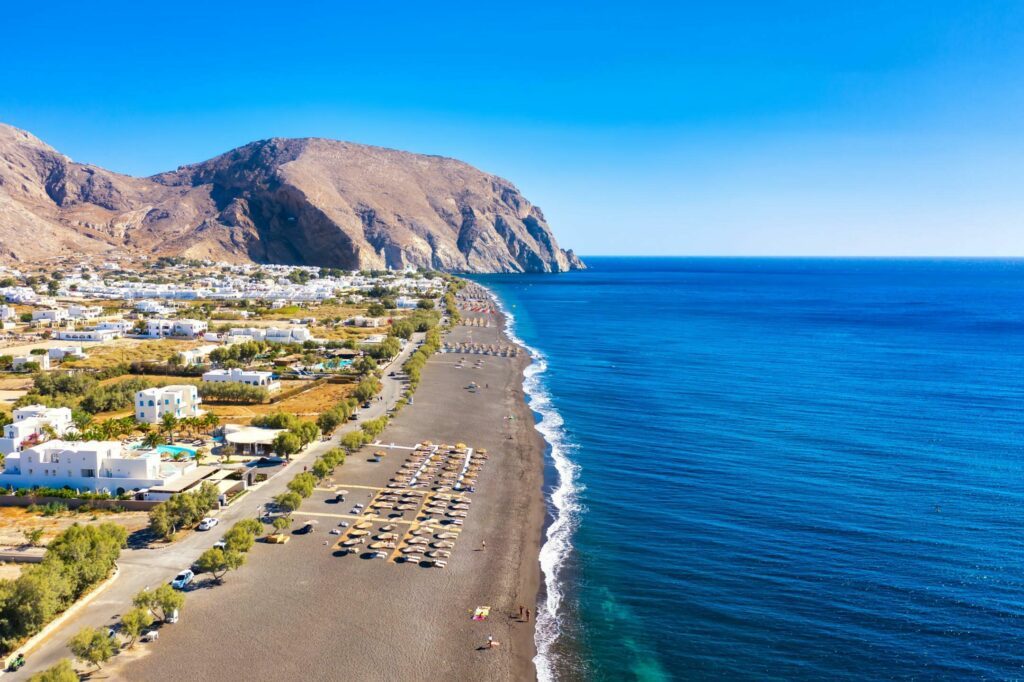 La plage de Perissa à faire à Santorin