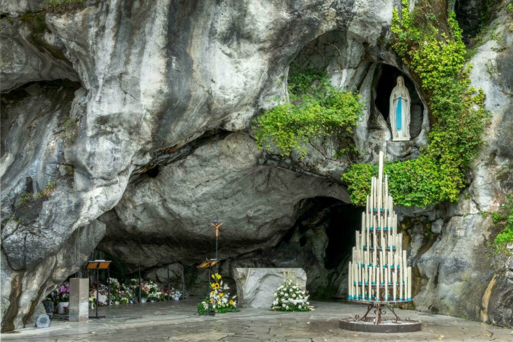 La statue de la Vierge Marie à Lourdes