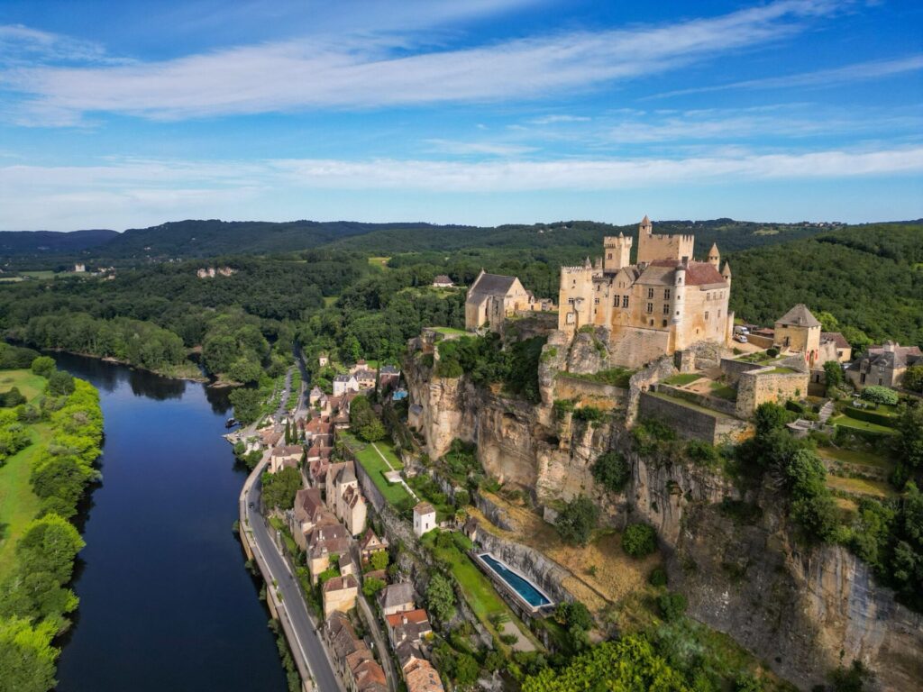Le château de Beynac surplombant la ville de Beynac-et-Cazenac