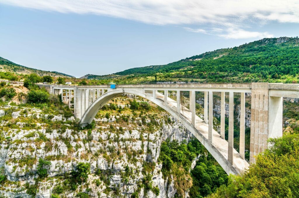 Le pont de l'Artuby et sa plateforme de saut