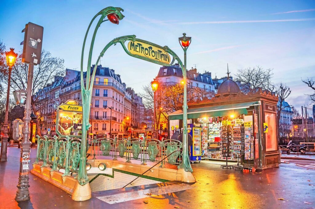 Paris'te Pigalle metro geceleri
