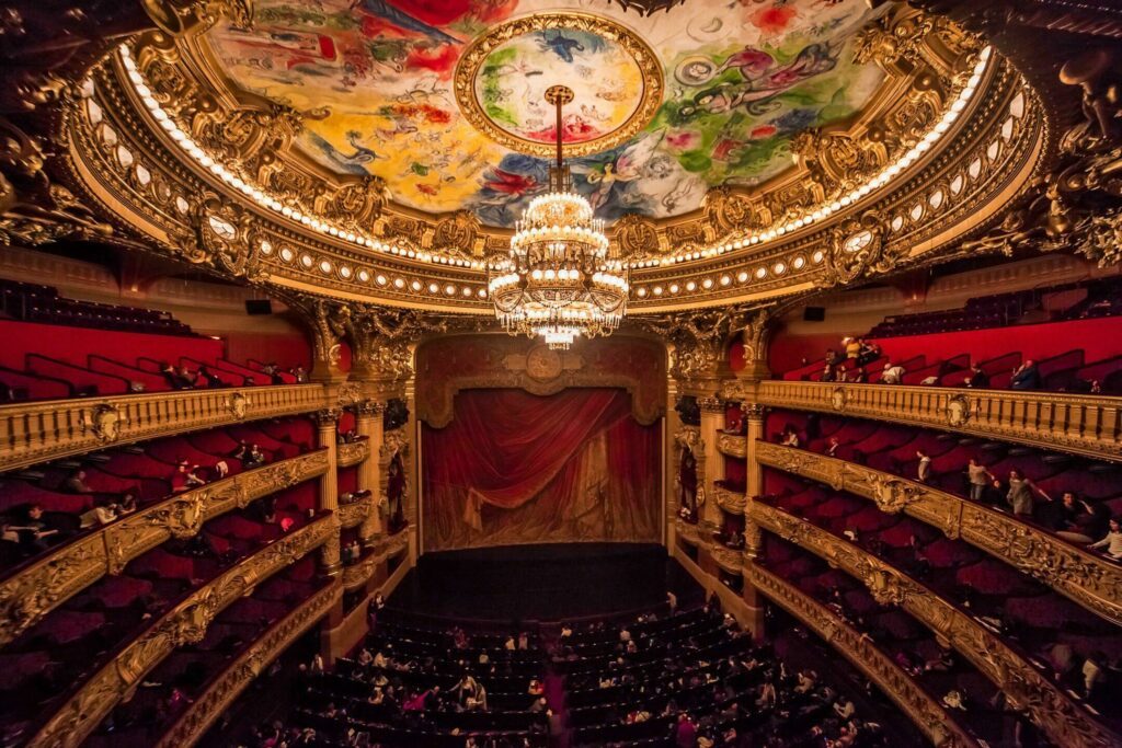 Paris'te geceleri dışarı çıkmak için Opéra Garnier