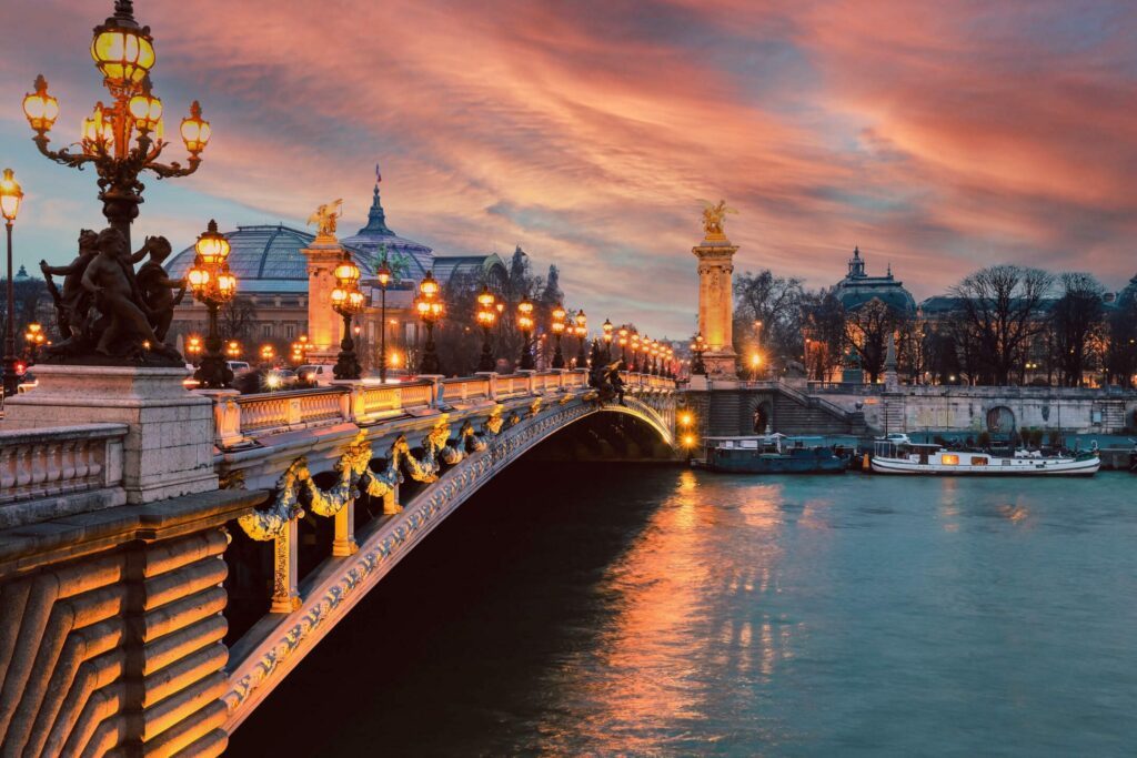 Akşamları Seine boyunca yürüyün