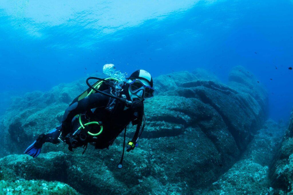 Faire de la plongée dans les eaux claires de Corse