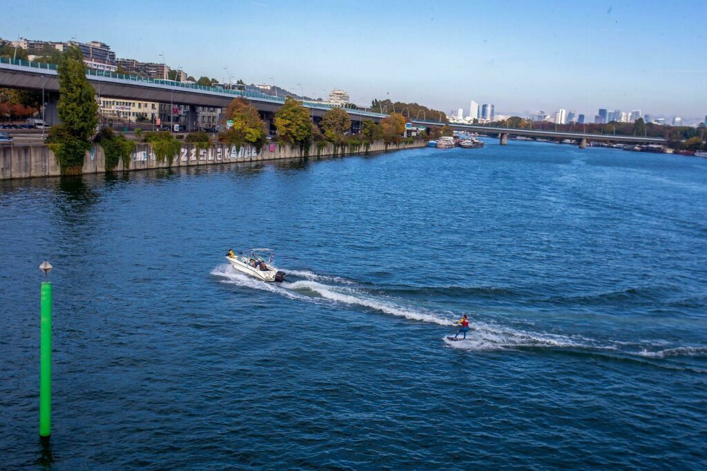 Faire du ski nautique sur la Seine