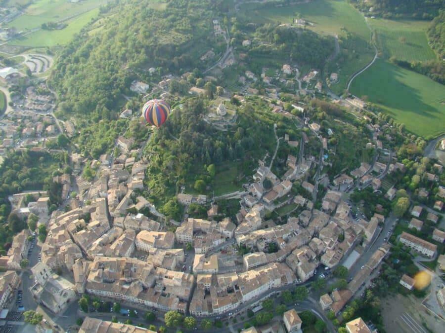 Forcalquier en Provence vu du ciel