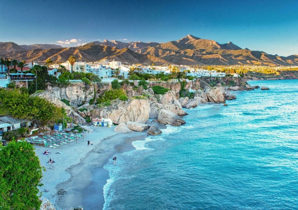 La plage de Nerja parmi les paysages d'Espagne