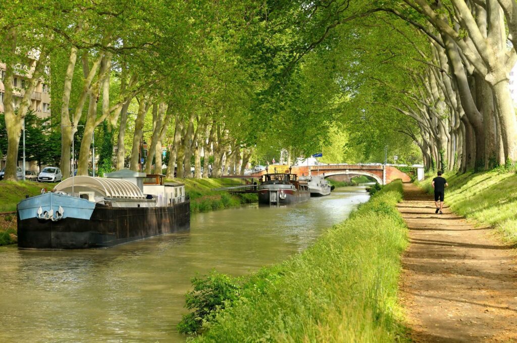Le canal du Midi pendant un week-end à Toulouse