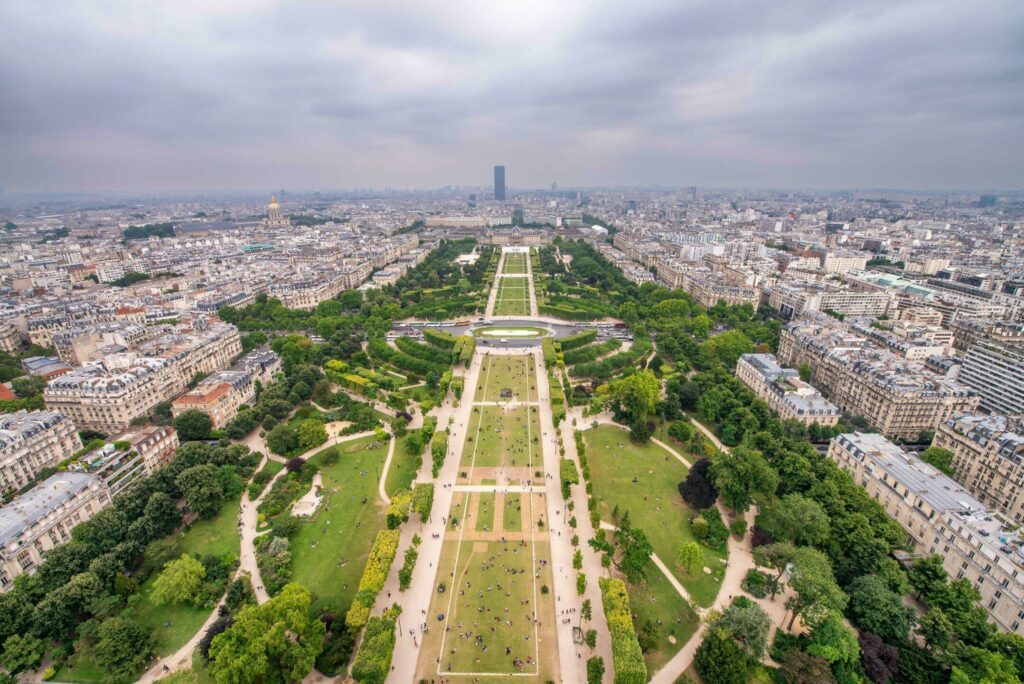 Le Champ de Mars autour de la Tour Eiffel