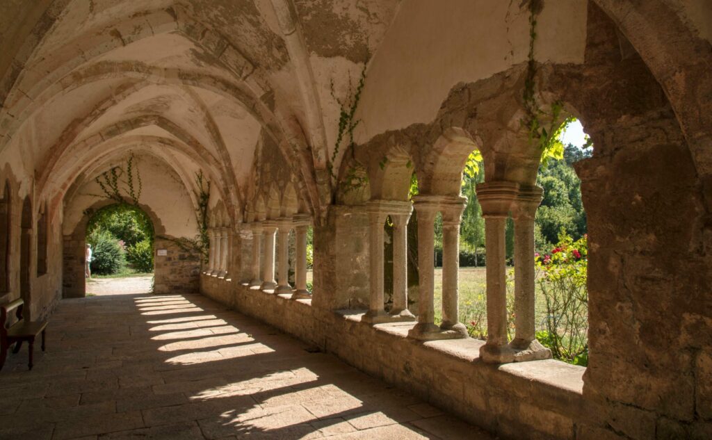 Le cloître de l'Abbaye de Sylvanès à faire en Aveyron