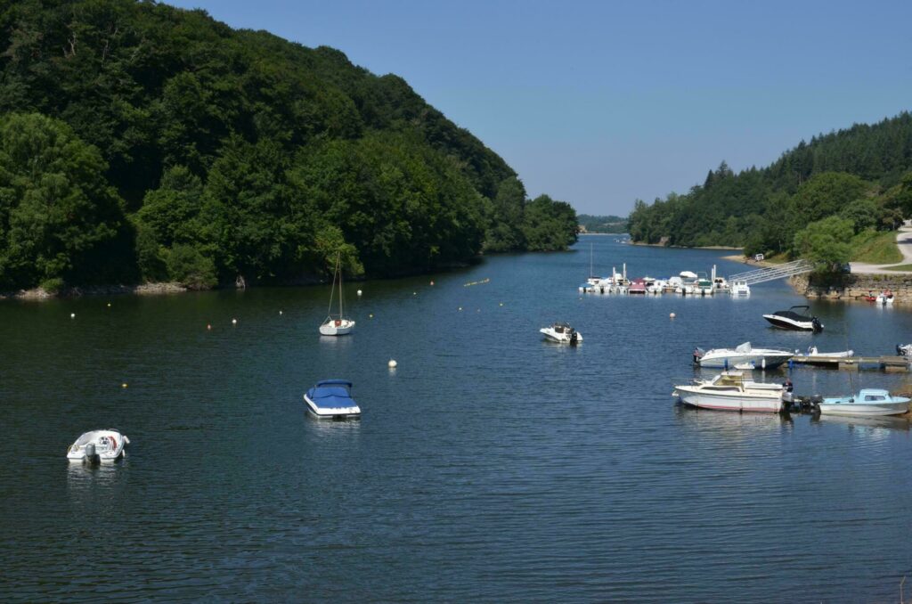 Le lac de Pareloup à faire en Aveyron