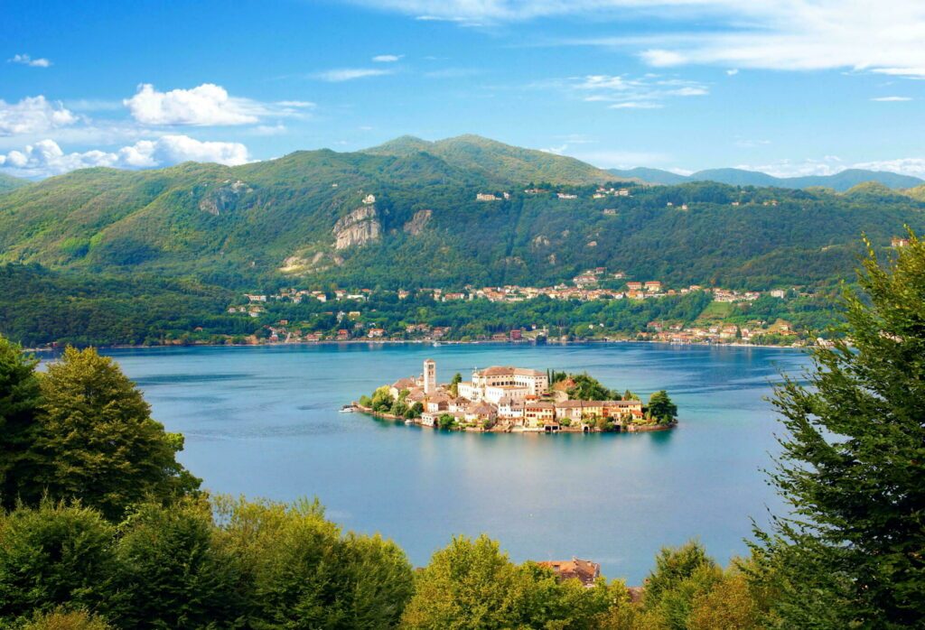 אגם אורטה בין הנופים היפים באיטליה