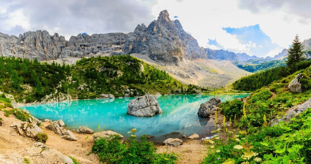 Le lac Sorapis en Italie du Nord