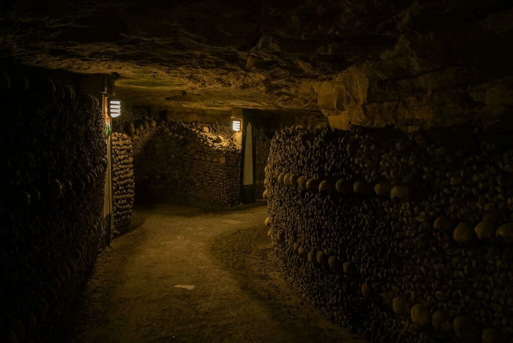 Les catacombes pour visiter Paris avec des ados