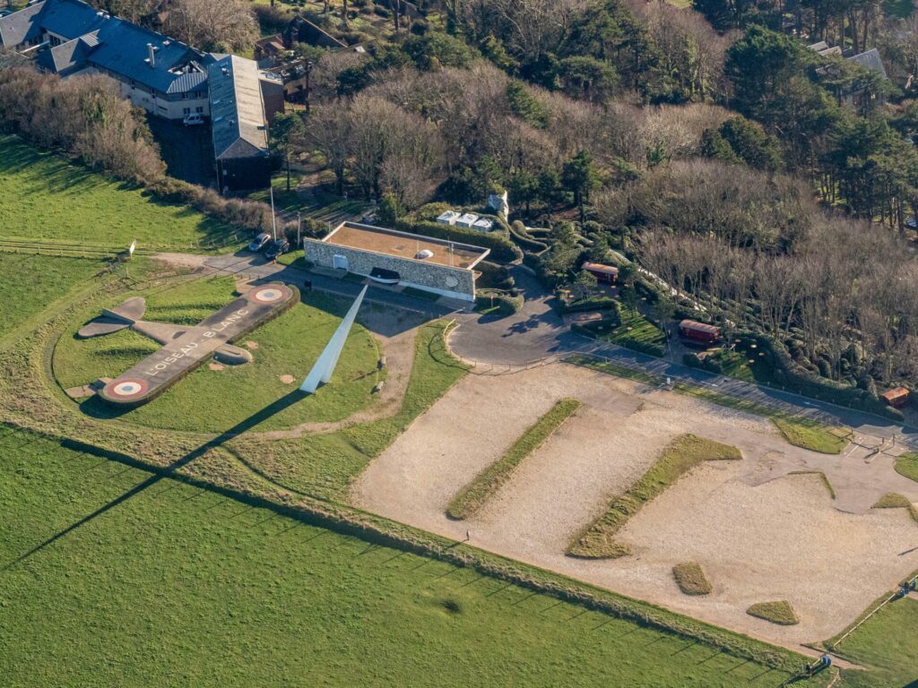 Monument de l'Oiseau Blanc à faire à Étretat