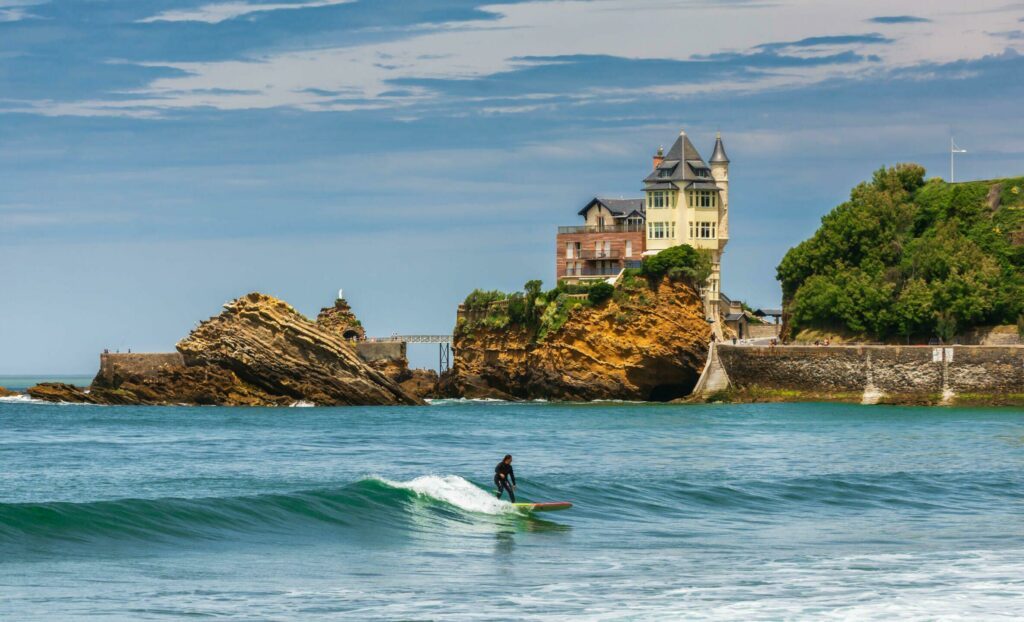 Surfer à Biarritz
