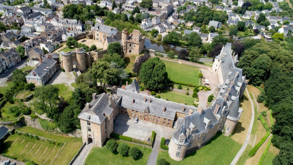 Survoler la forteresse de Châteaubriant en montgolfière en France