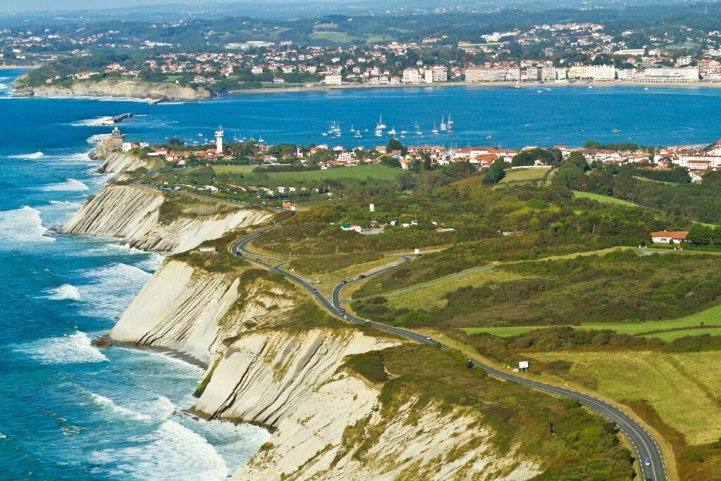 Vue aérienne de la corniche basque