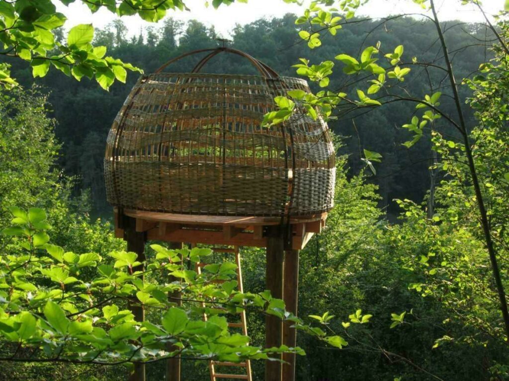 Une cabane perchée en forme de nid