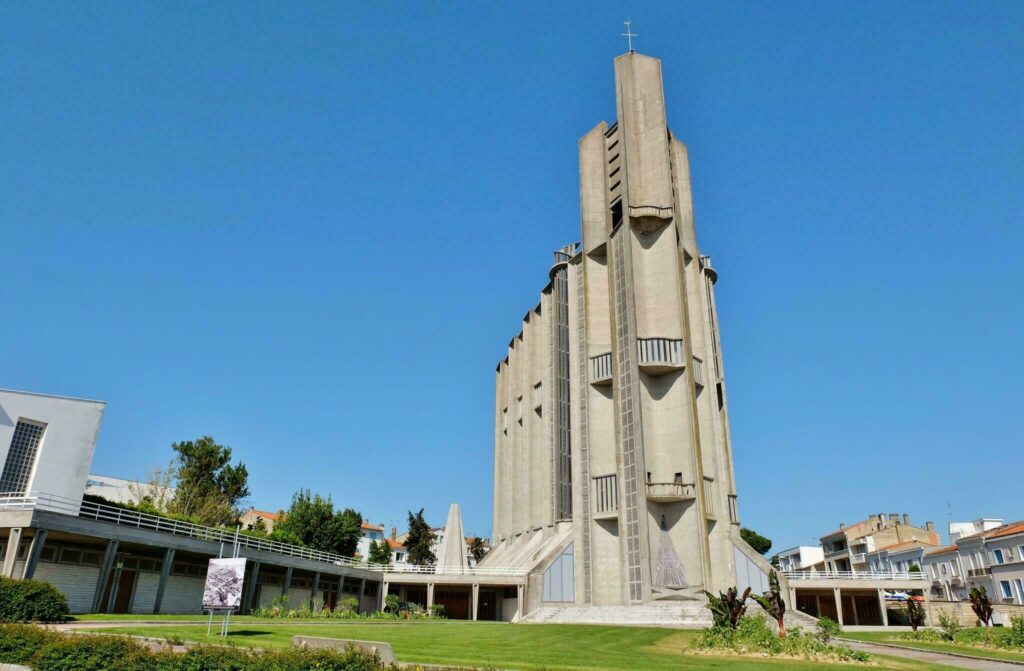 L'église Notre-Dame de Royan quand il pleut