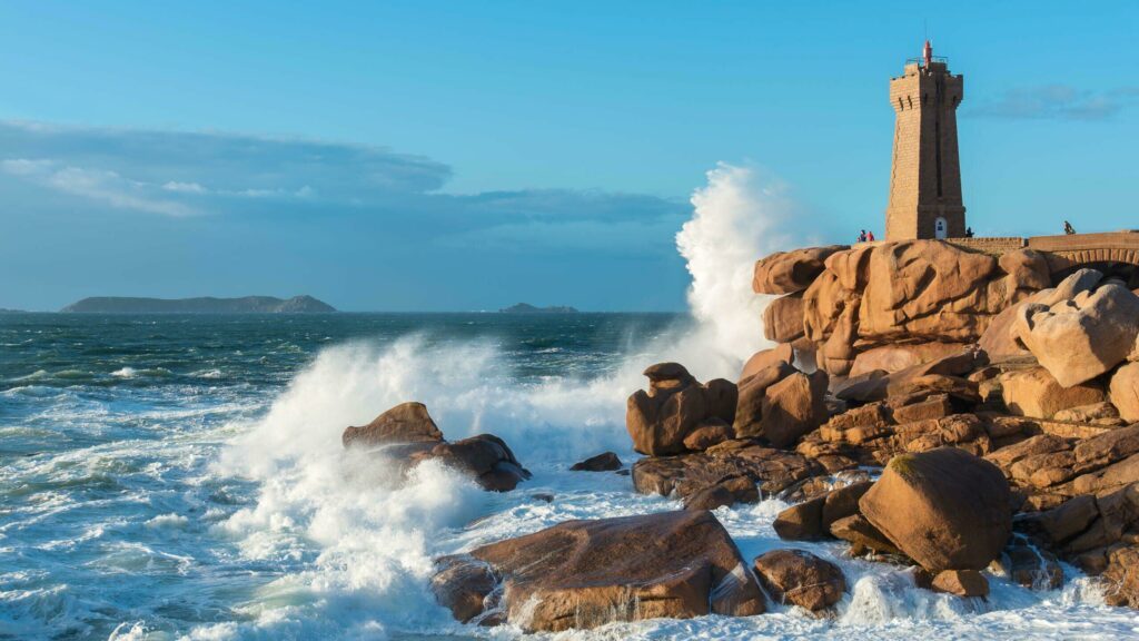 Le phare de Ploumanac'h dans les paysages de Bretagne