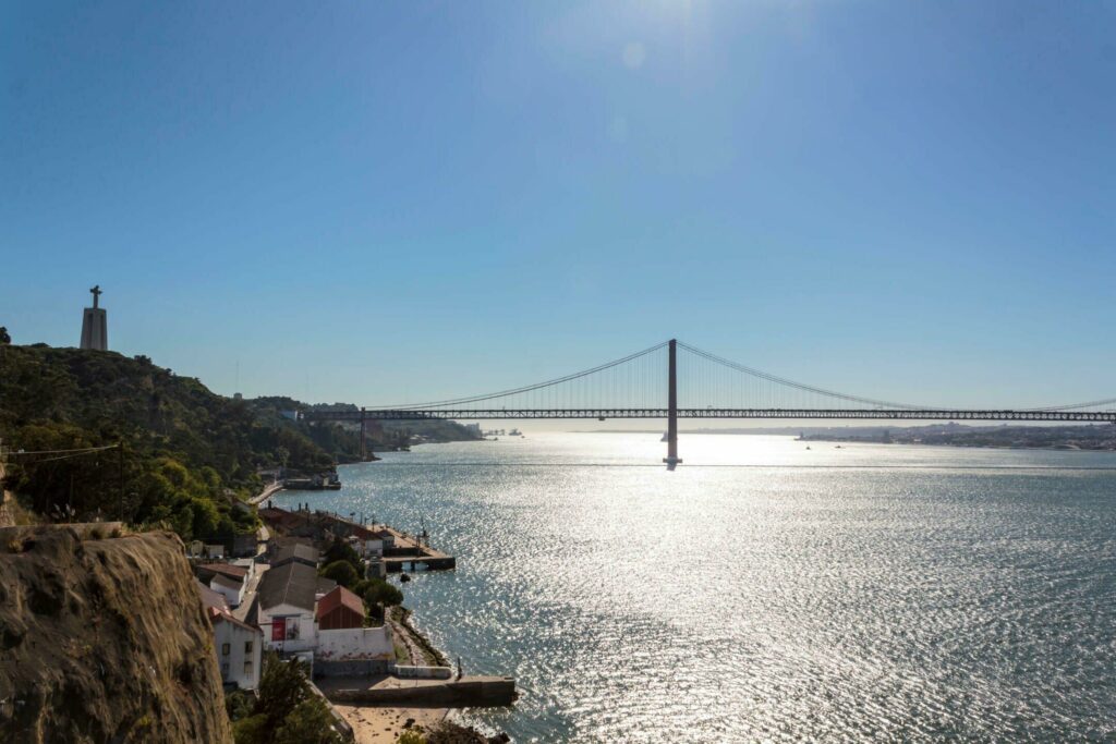 Le pont suspendu et la statue de Cacilhas