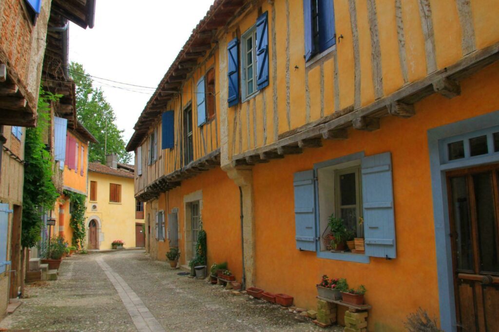 Sarrant dans les villages du Gers