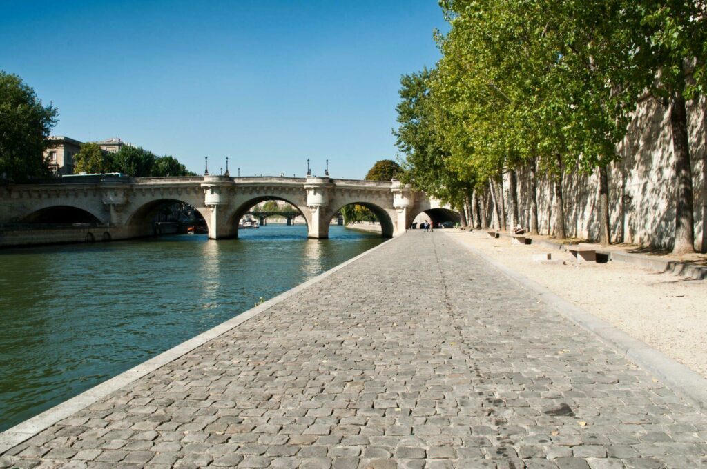 Se promener sur les quais de Seine